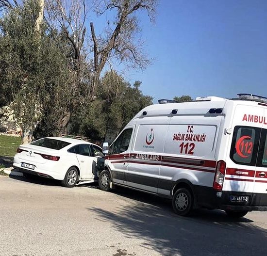 Foca'da ambulans ile otomobil çarpıştı: 6 yaralı