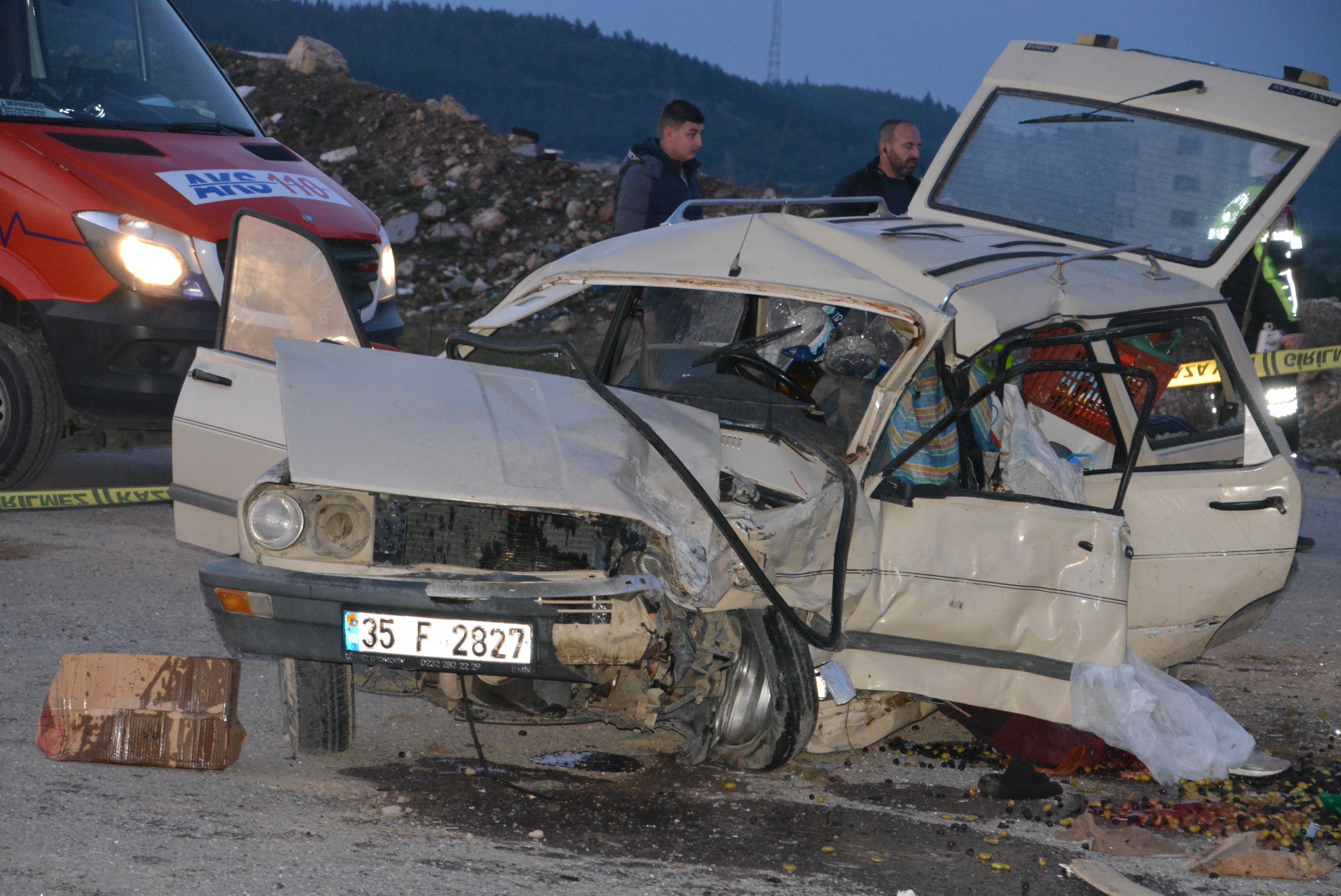 Aliağa'da İki Araç Kafa Kafaya Çarpıştı: 1 Ölü, 3 Yaralı