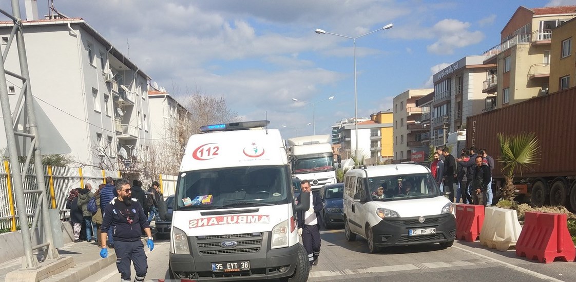 Menemen'de karşıdan Karşıya Geçmeye Çalışan Yayaya Araç Çarptı