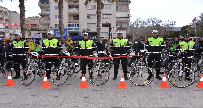 Dikili'de bisikletli polis timleri törenle göreve başladı