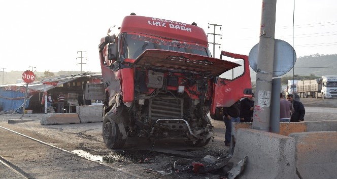 Aliağa'da Tren Tır'a çarptı