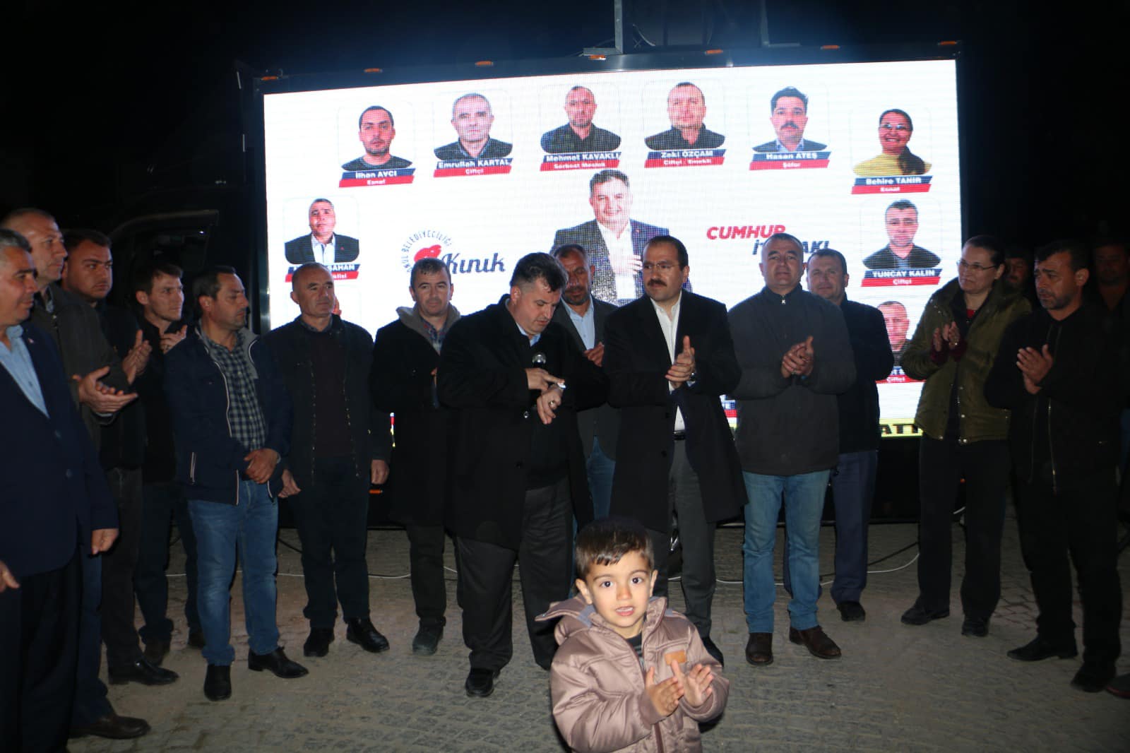 AK Partili Kırkpınar, Kınık ve Bergama'da vatandaşlarla bir araya geldi