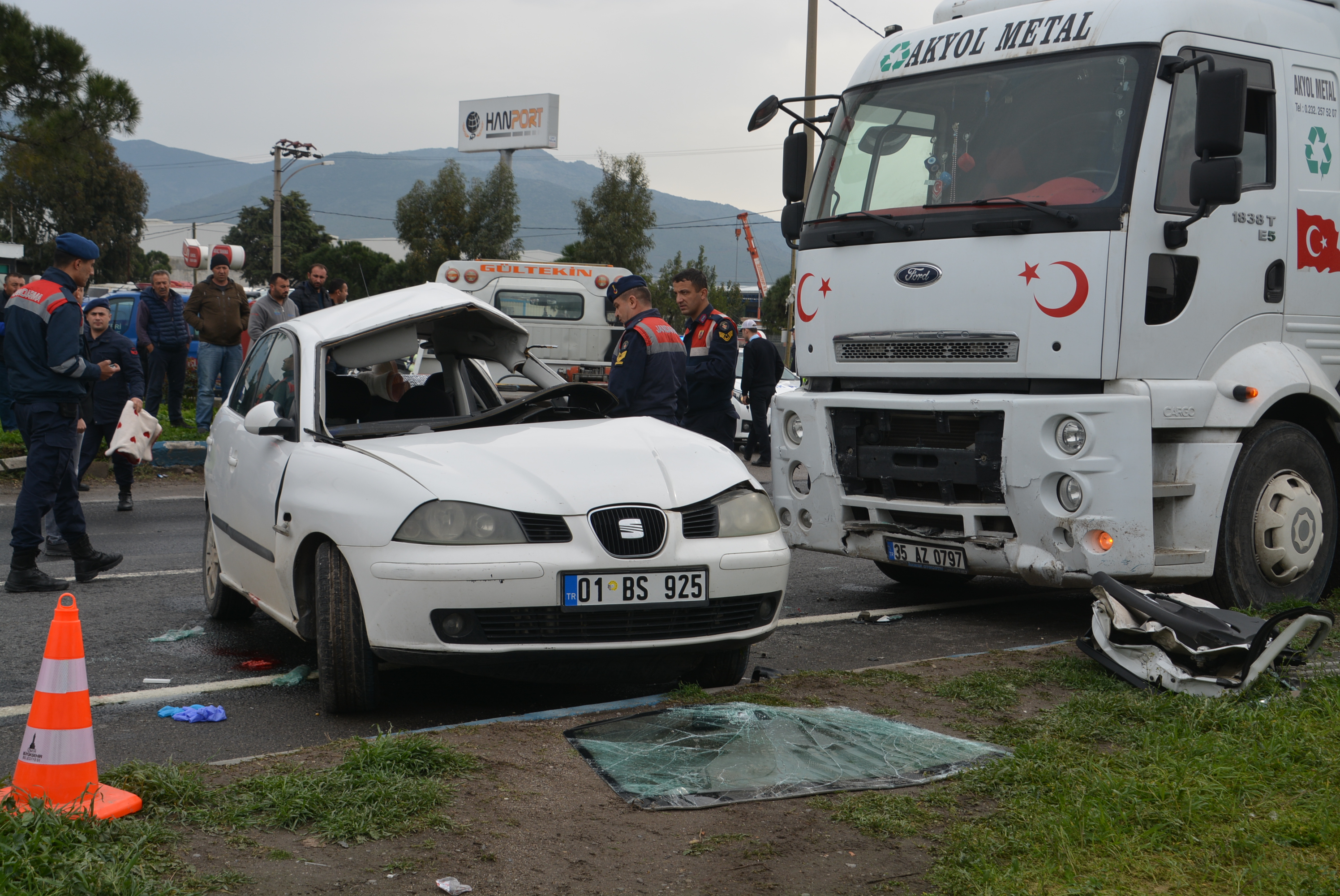 Aliağa'da Trafik Kazası Bayan Sürücü Hayatını Kaybetti
