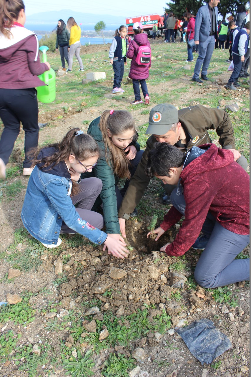 Aliağalı Öğrenciler,Dünya Ormancılık Günü'nde fidanları toprakla buluşturdu