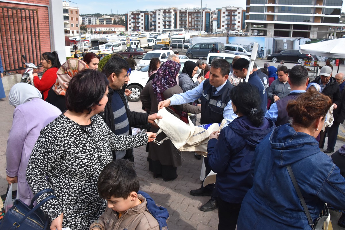 ALİAĞALILARDAN BEZ ÇANTAYA YOĞUN İLGİ