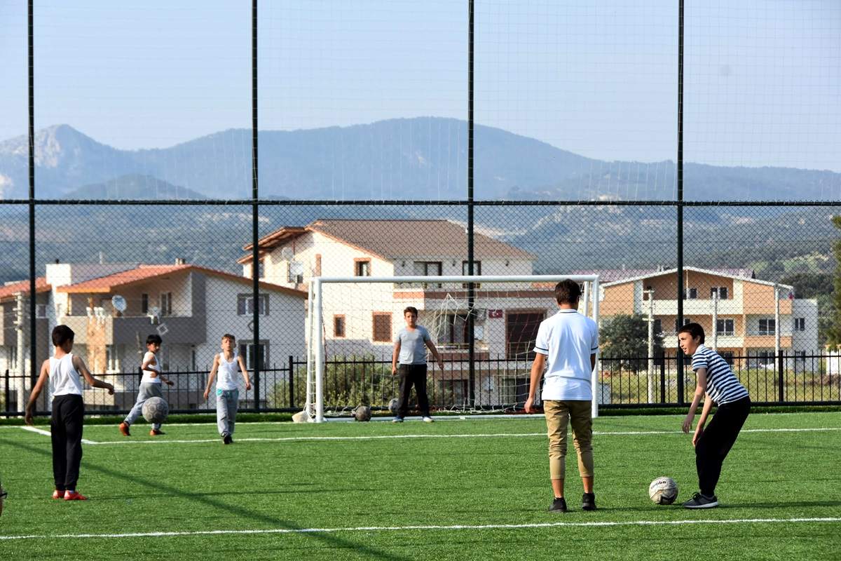 Aliağa Belediyesi'nden Tüm Mahallelere Halı Saha