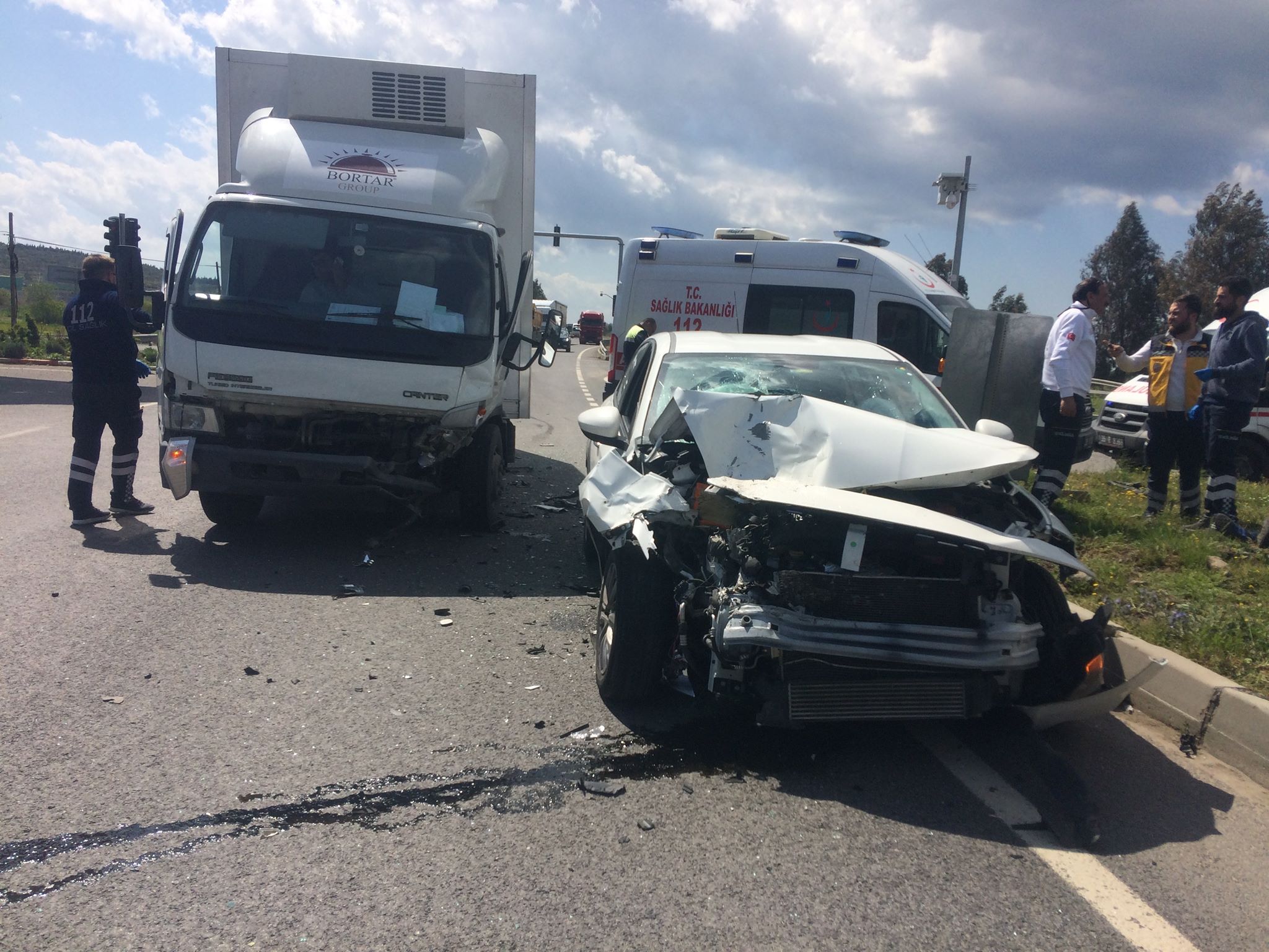 Aliağa Organize Kavşağında Trafik Kazası; 3 Yaralı