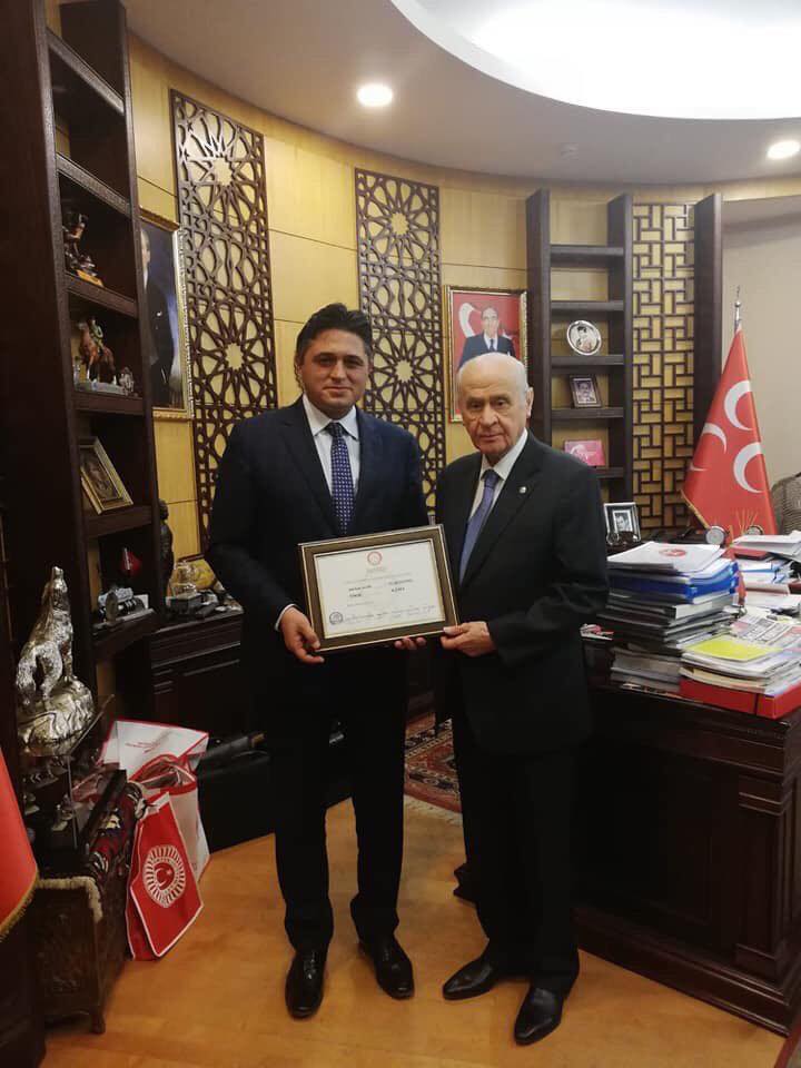 Aliağa Belediye Başkanı Serkan  Acar  mazbatasını Bahçeli'ye götürdü