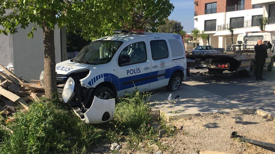 Menemen'de Servis minibüsü polis aracına çarptı: 1 ölü, 2'si polis memuru 3 yaralı