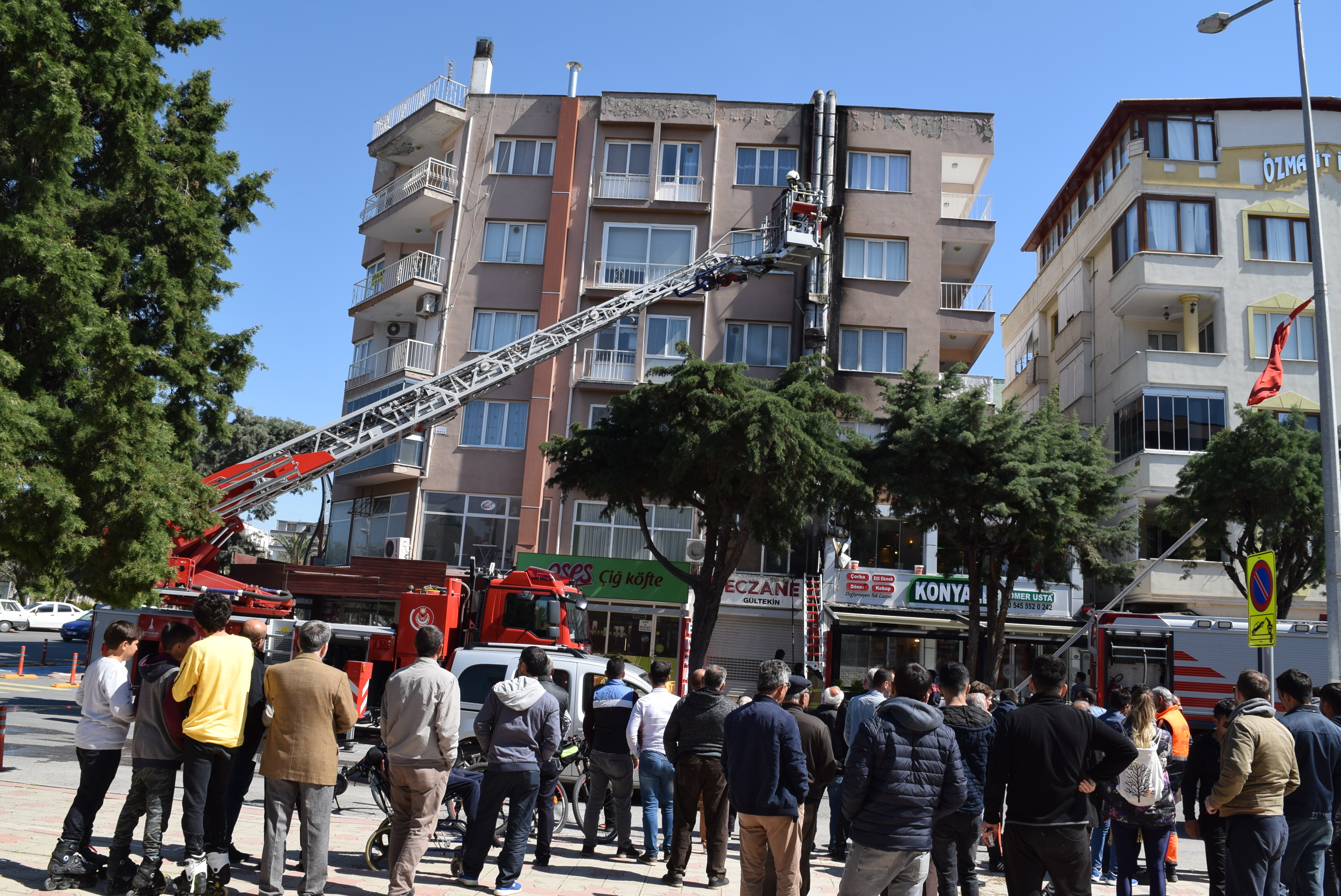 Aliağa'da bir işletmeye ait baca alev alev yandı.