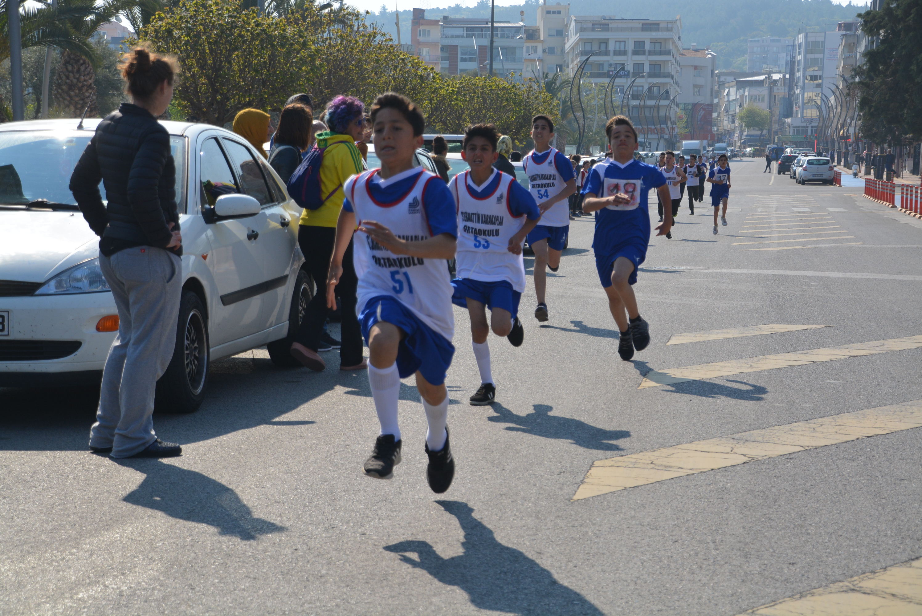 Aliağa'da okullar arası koşu düzenlendi.