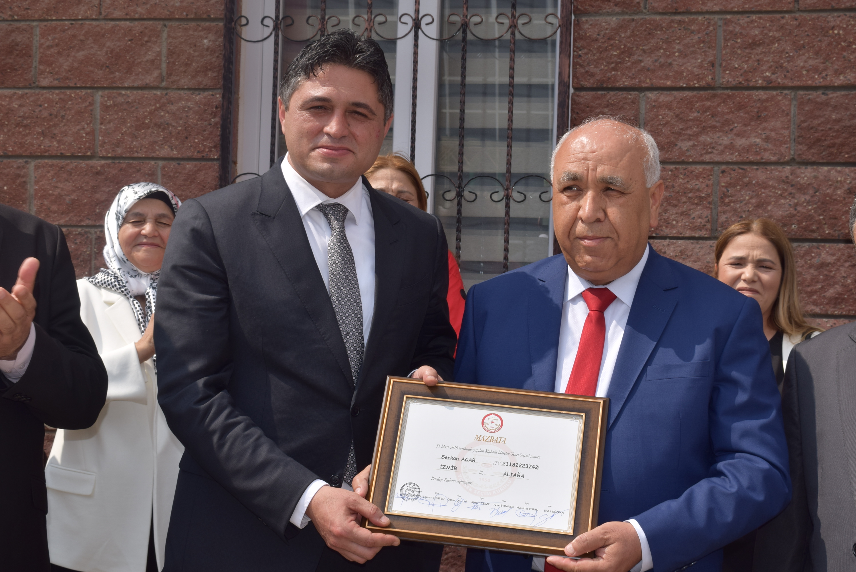 İkinci kez Şehrül Emin olan Aliağa Belediye Başkanı Serkan Acar, mazbatasını aldı