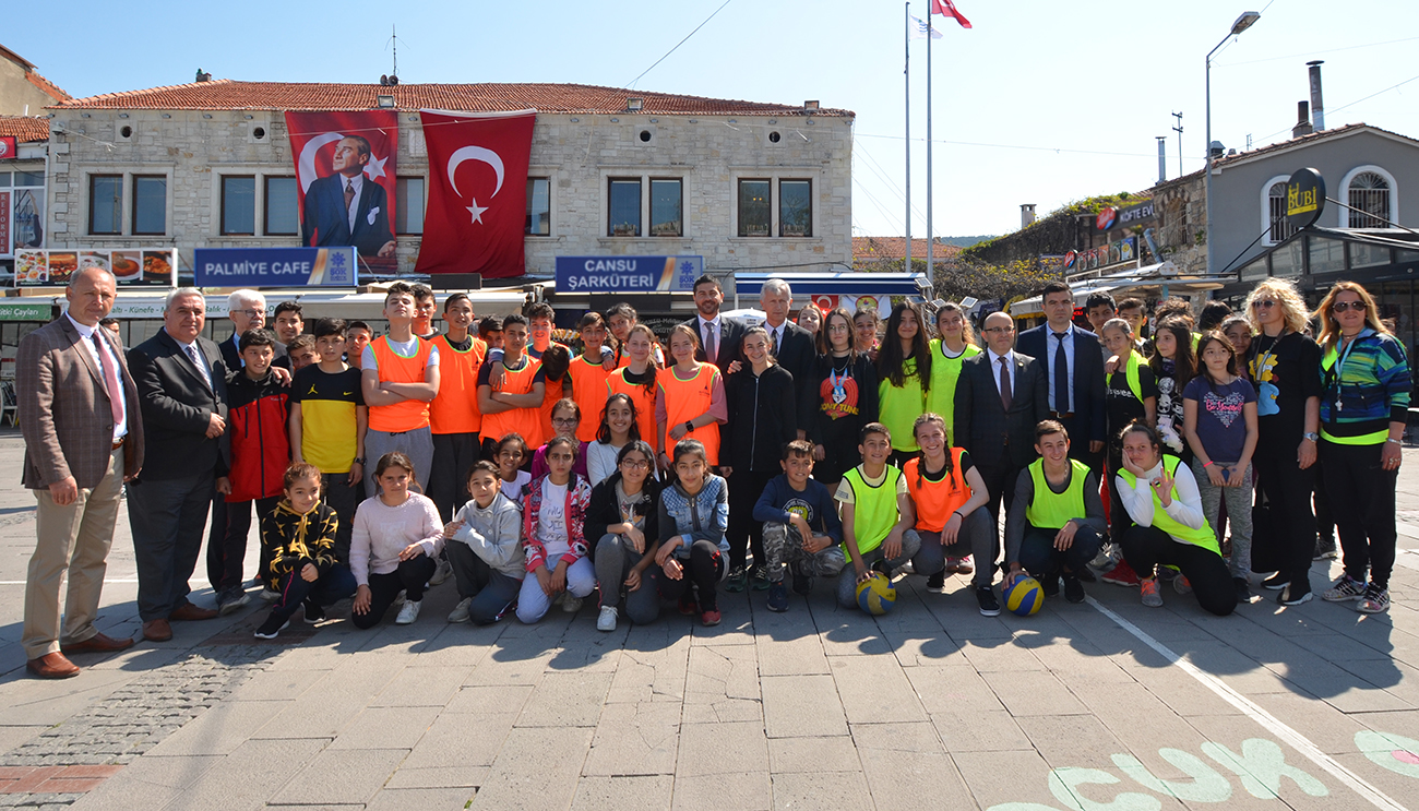 Foça'da 'Geleneksel Çocuk Oyunları Şenliği'