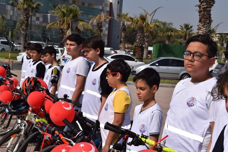 Aliağa Ortaokulu öğrencileri,19 Mayıs'ta pedal çevirdiler
