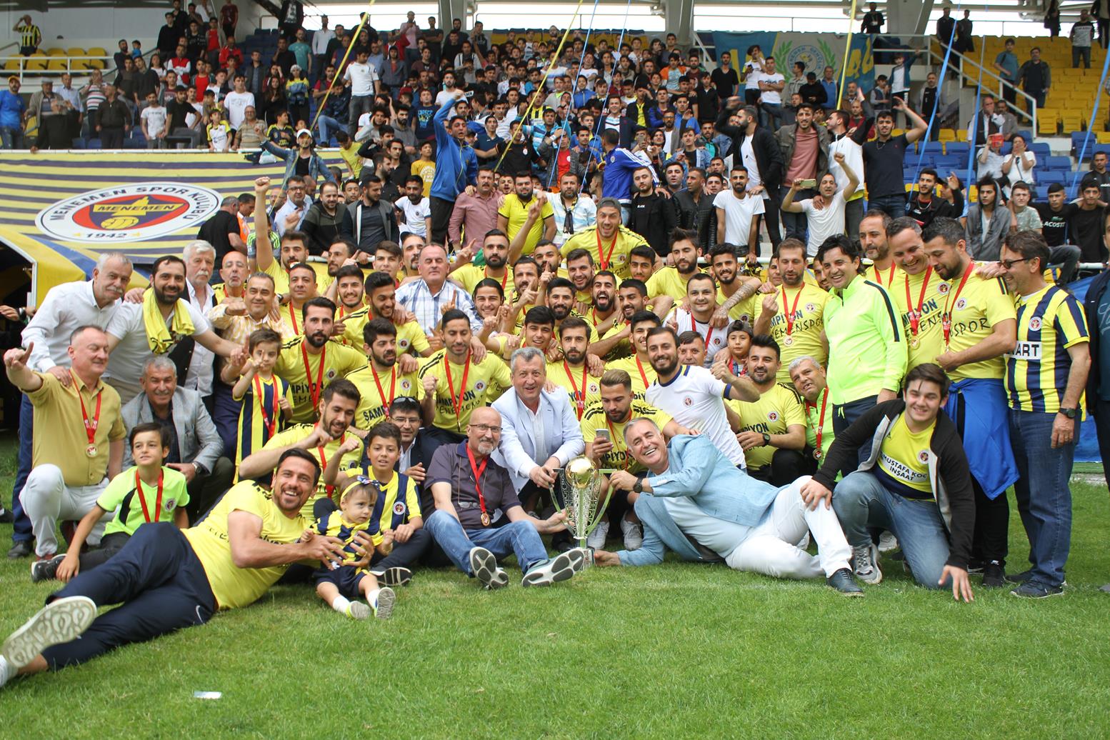 Şampiyon Menemenspor Kupasını Alarak Şampiyonluk Turu Attı