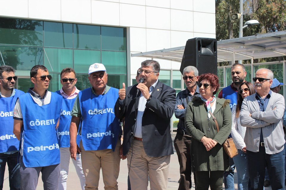 CHP İzmir Milletvekili Kamil Okyay Sındır ve CHP Aliağa Belediye Meclis Üyeleri Tüpraş İşçisine Destek  Verdi.