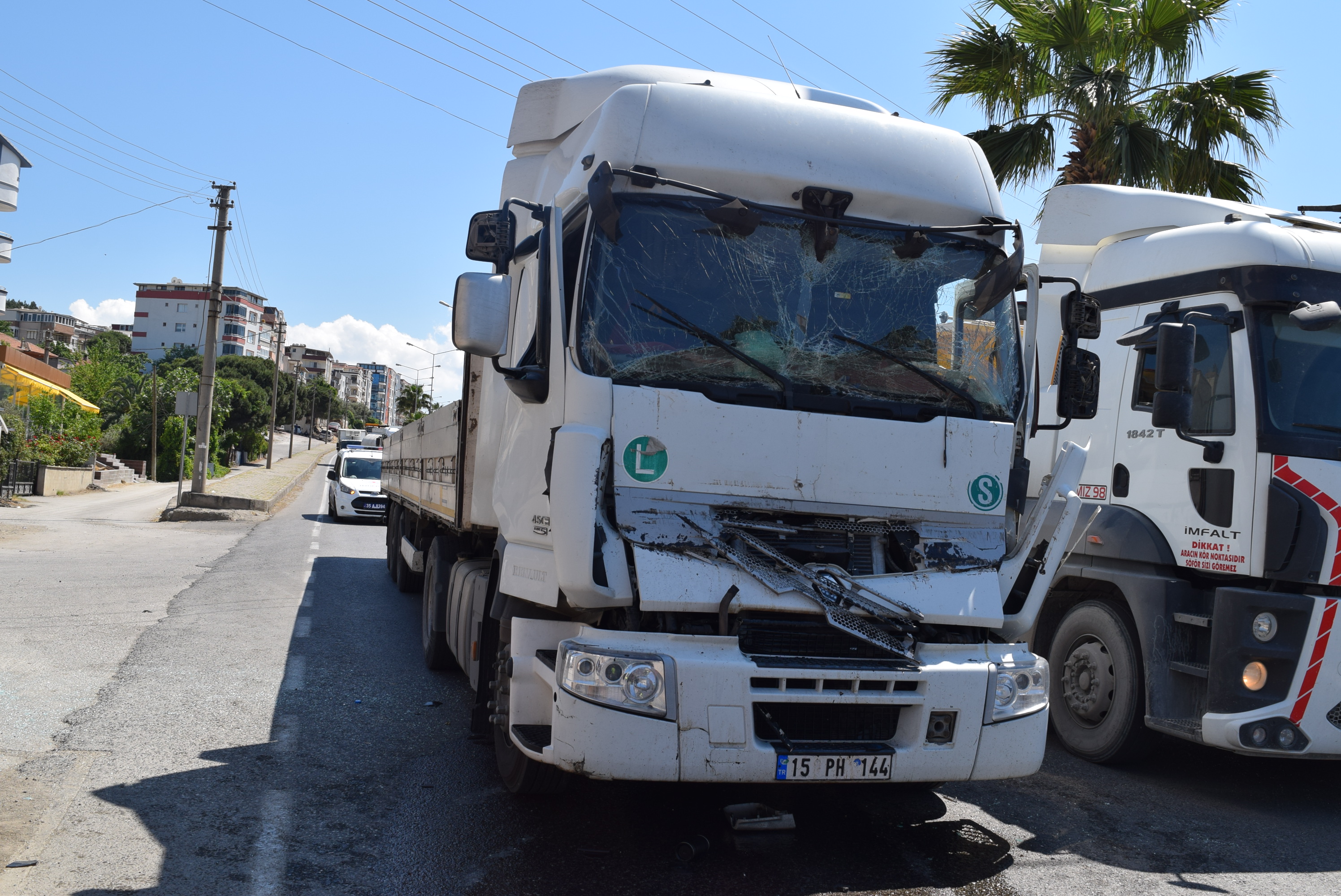 Aliağa'da tır ile kamyon çarpıştı: 1 yaralı