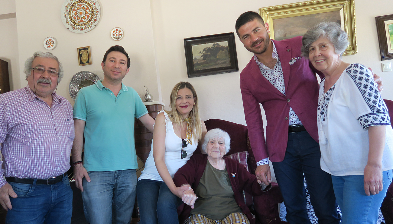 Başkan Fatih Gürbüz, 100 Yaşındaki Foçalı Anneyi Ziyaret Etti