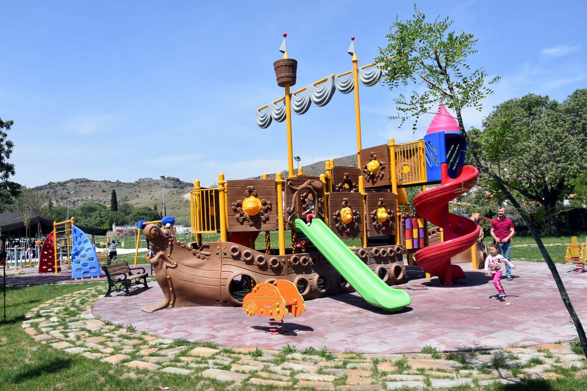 ALİAĞALI ÇOCUKLAR MODERN PARKLARI ÇOK SEVDİ