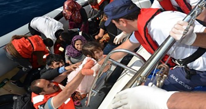 Foça Bir bota 53 kişi binen ve sürüklenen göçmenler facianın eşiğinden döndü