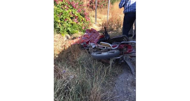 Foça'da Minibüsle çarpışan kasksız motosiklet sürücüsü hayatını kaybetti