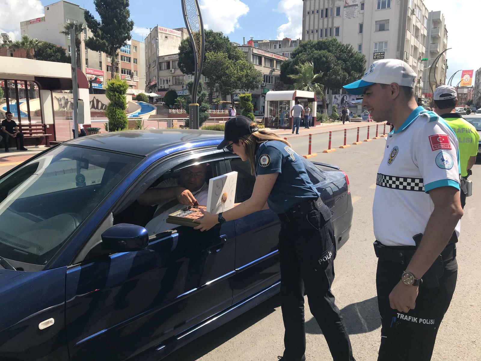 Aliağa İlçe Emniyet Müdürlüğünden sürücülere bayram çikolatası