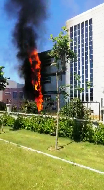 Heydar Aliyev Mesleki ve Teknik Anadolu Lisesi'nde  ders sırasında yangın çıktı