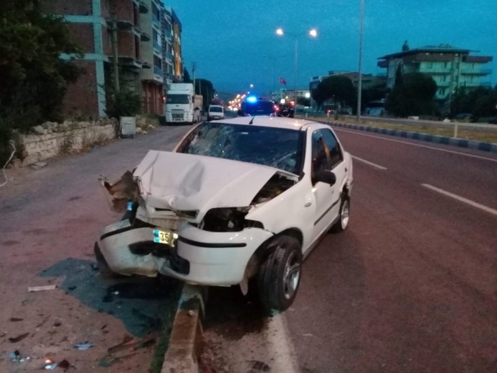 Aliağa'da 3 araç kaza yaptı: 2 yaralı