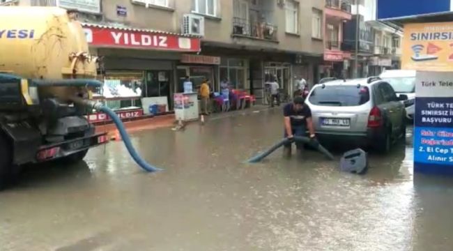 Menemen'de Yağmur Sel Oldu Aktı