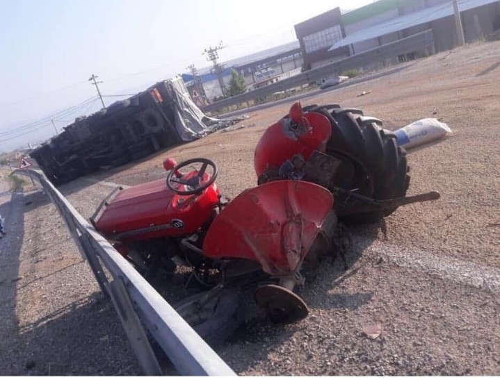 Kamyonla traktör çarpıştı: 2  ölü