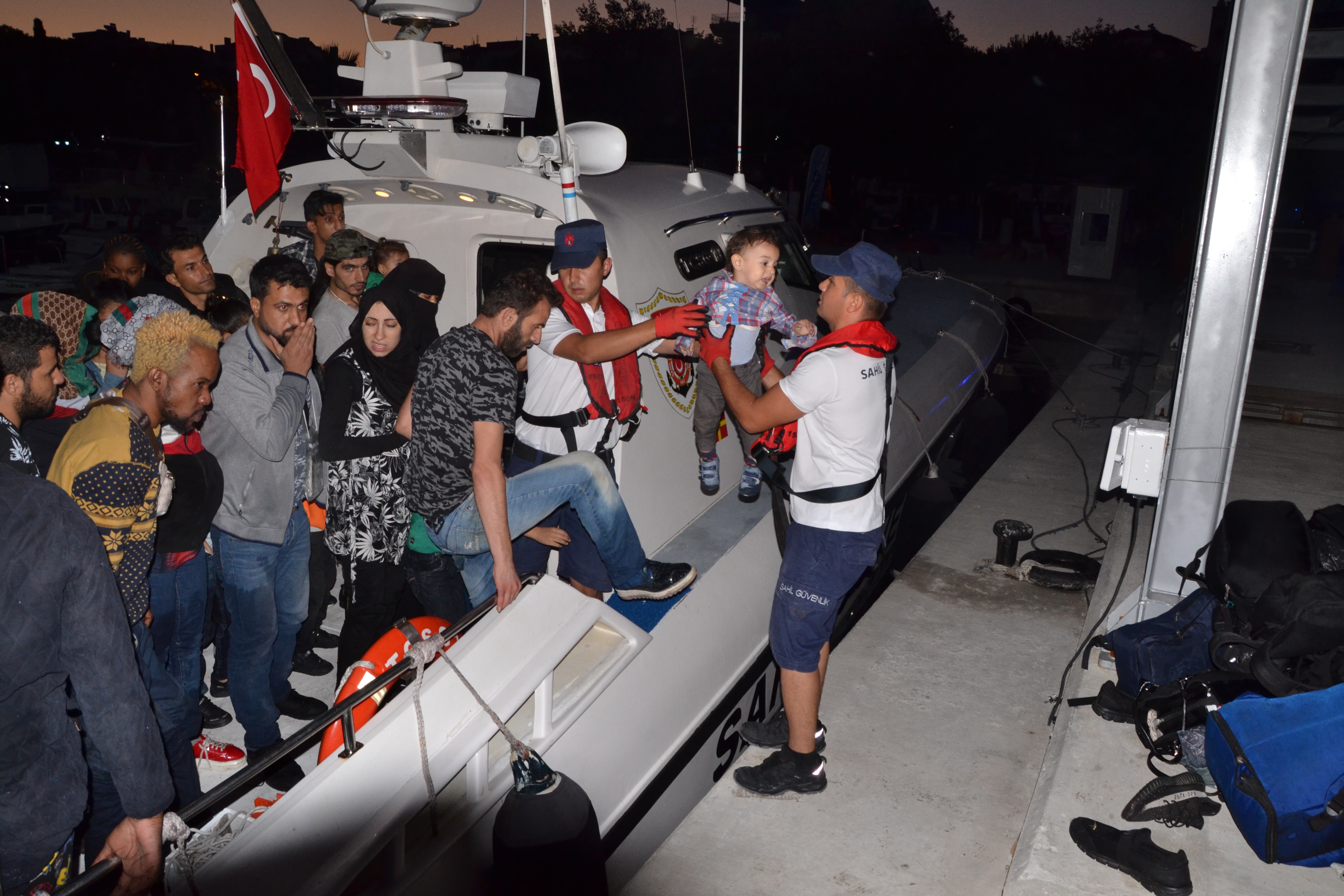 İzmir Dikili'de 42 Düzensiz Göçmen Yakalandı