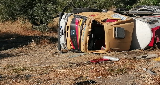 Aliağa'da vidanjör devrildi: 1 yaralı