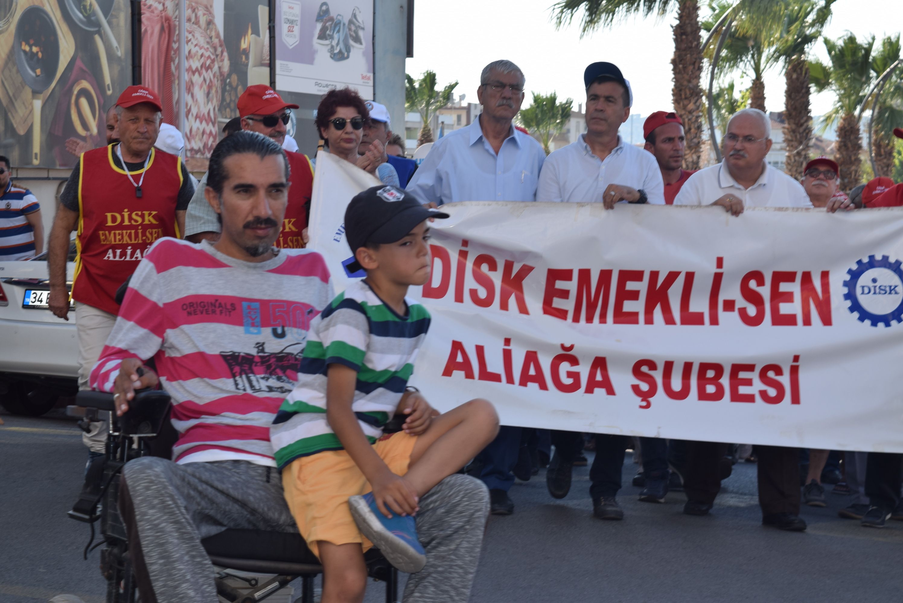 Aliağa Emek ve Demokrasi Platformu Belediyeden Atılan İşçiler İçin Yürüyüş Düzenlendi