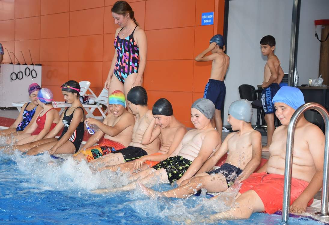 Aliağa Gençlik Merkezi'nde Yüzme Kursları Başladı