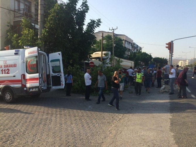 Servis otobüsü ile hafriyat kamyonu çarpıştı, kamyon kahvehaneye daldı: 2'si ağır 13 yaralı