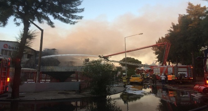 İzmir'de Organize Sanayi Bölgesi'nde büyük yangın
