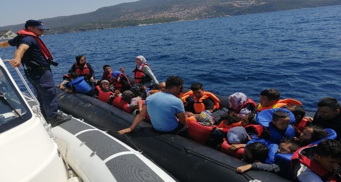 Çeşme ve Dikili ilçelerinde yasa dışı yollarla yurt dışına çıkmaya çalışan 69 düzensiz göçmen yakalandı.