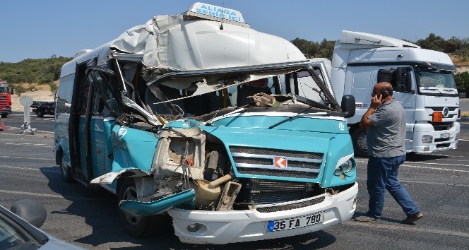 Yolcu minibüsü hafriyat kamyonuna çarptı: 11 yaralı