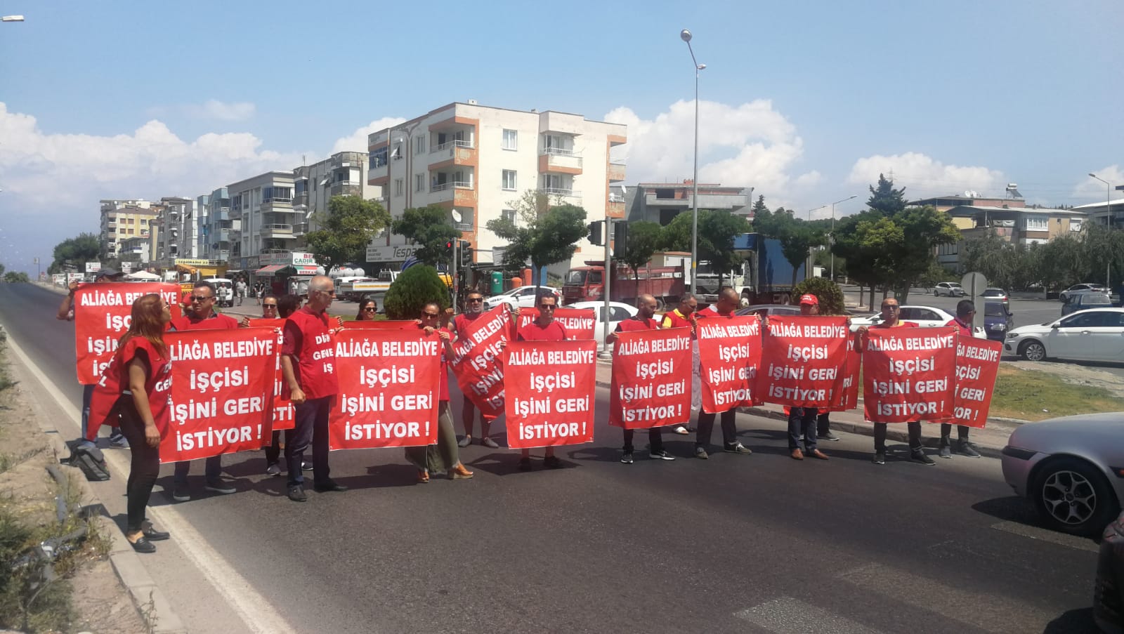 İşten Atılan İşçiler İzmir –Çanakkale Karayolunu Trafiğe Kapattı