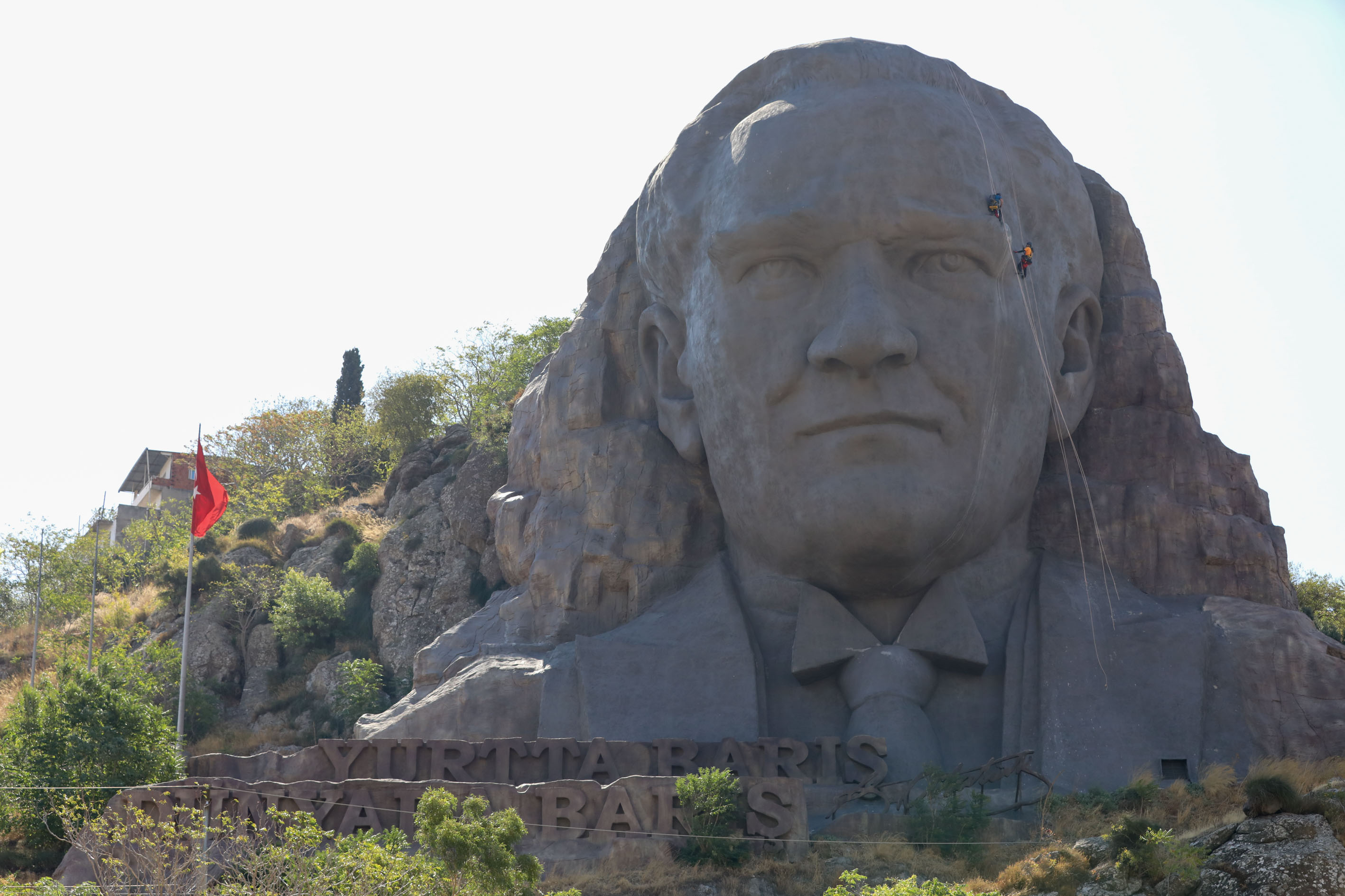 İzmir'in simgesi dev Atatürk maskını profesyonel dağcılar temizledi