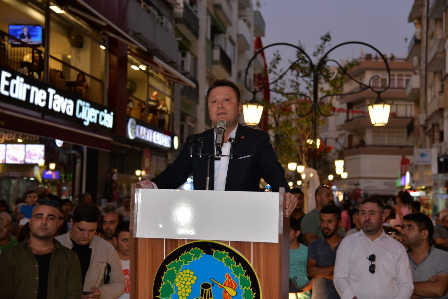 Başkan Aksoy:'İzmir'e gel duyarsın, kırmızı plakalı arabana bin gel'