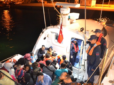 Aliağa açıklarında 59 Düzensiz Göçmen Yakalandı.