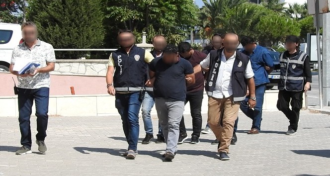 Çeşme polisi dolandırıcı zanlılarını suçüstü yakaladı