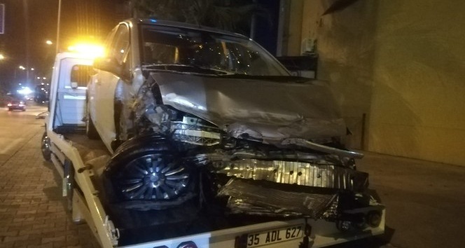 İzmir'de feci kaza: 1'i ağır, 5 yaralı