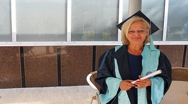 60 yaşında mezun oldu