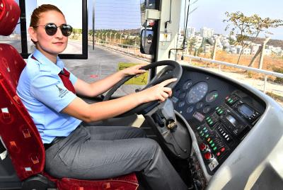 İzmir'de kadın şoförler yollarda