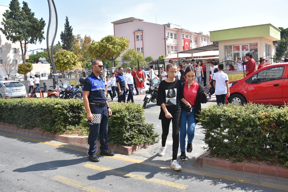 Aliağa Zabıtası Okul Önlerinde Görev Başında