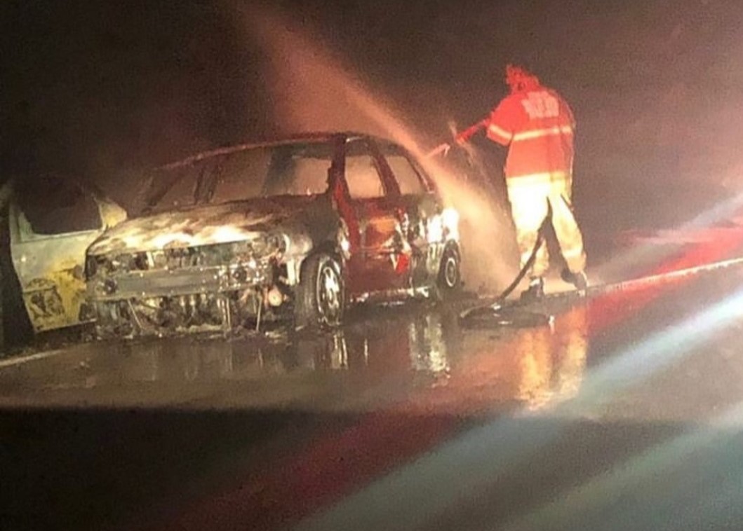 Foça'da otomobil alev alev yandı