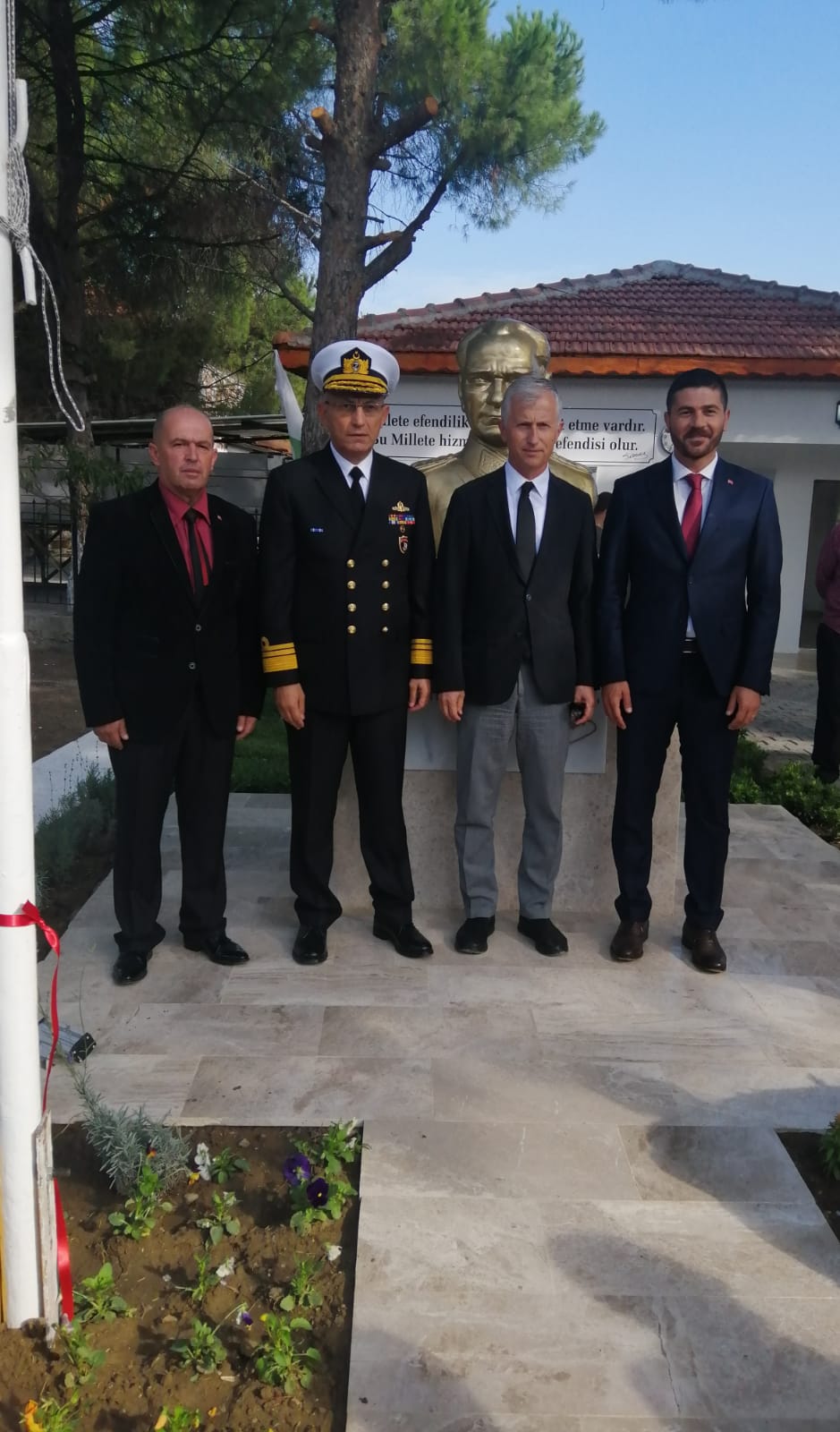 Foça Yeni Bağarası'nda Atatürk büstü açıldı