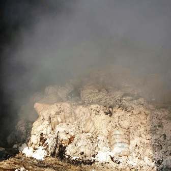 Bergama'da bir pamuk deposunda yangın çıktı.
